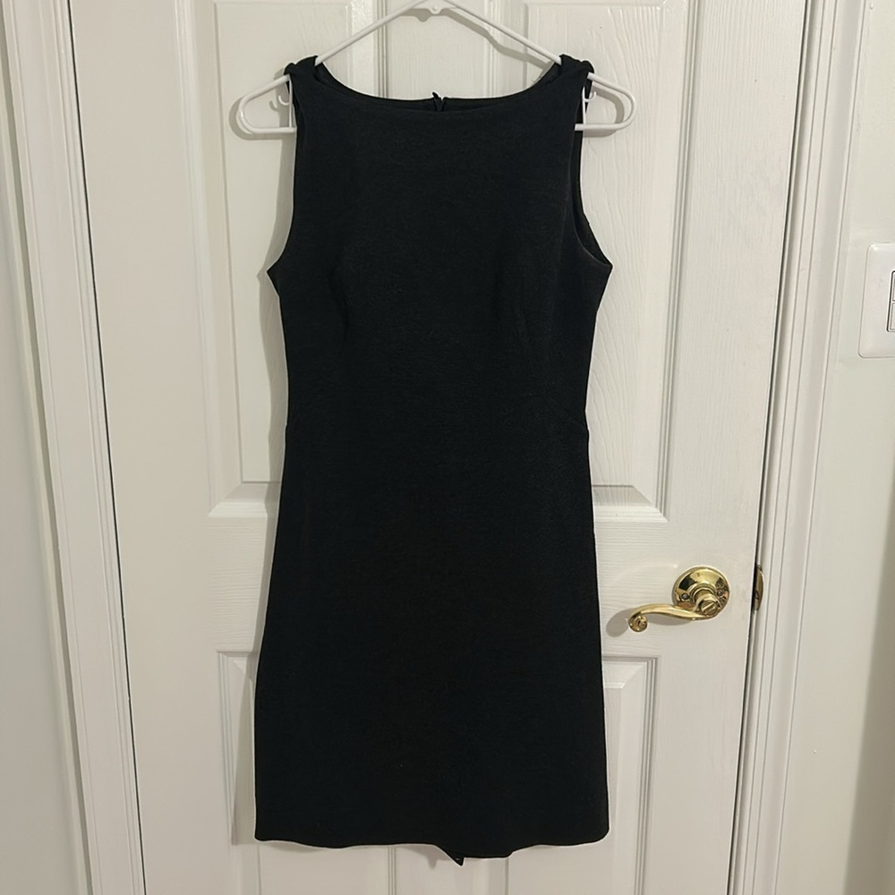 MM Lafleur The Lydia Twisted Strap Ponte Sheath
Dress in Charcoal Grey Size 6 - Picture 5 of 13